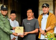 Dua Warga Pesawaran Terima Program Bedah Rumah, Ini Pesan Bupati Pesawaran Dendi Ramadhona