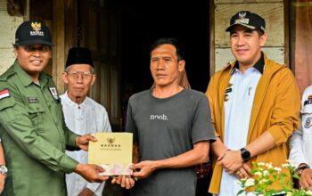 Dua Warga Pesawaran Terima Program Bedah Rumah, Ini Pesan Bupati Pesawaran Dendi Ramadhona