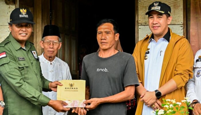 Dua Warga Pesawaran Terima Program Bedah Rumah, Ini Pesan Bupati Pesawaran Dendi Ramadhona