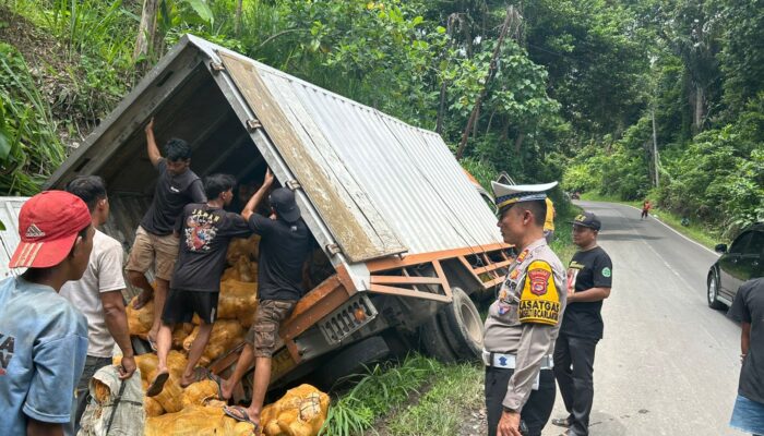 Kecelakaan Beruntun Melibatkan 4 Kendaraan di Jalur Wisata Pantai Mutun