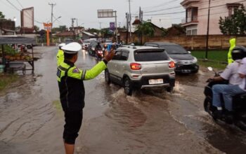 Banjir di Jalinbar Gedongtataan, Arus Lalulintas Macet