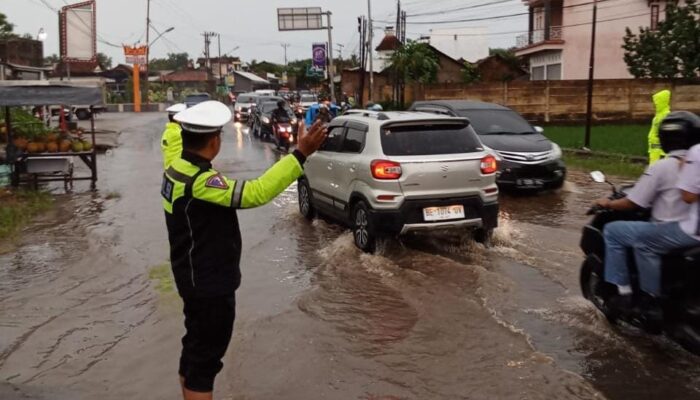 Banjir di Jalinbar Gedongtataan, Arus Lalulintas Macet