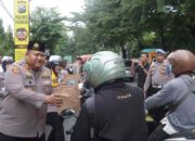 Polres Pasuruan Bagikan 100 Paket Takjil kepada Pengendara 