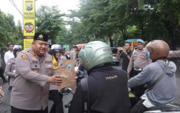 Polres Pasuruan Bagikan 100 Paket Takjil kepada Pengendara 