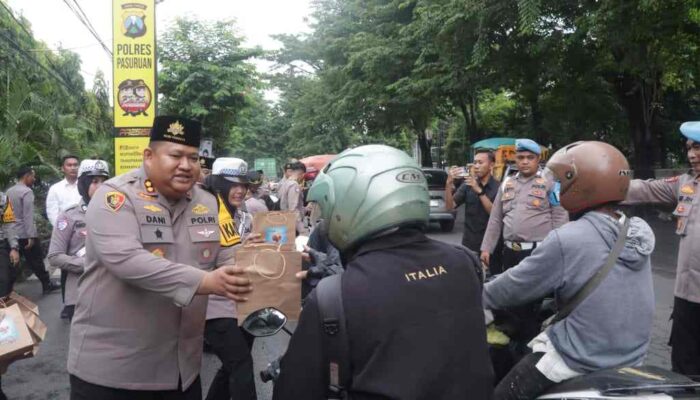 Polres Pasuruan Bagikan 100 Paket Takjil kepada Pengendara 