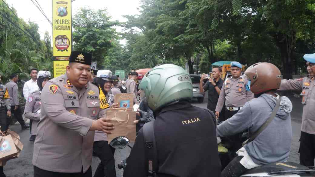 Polres Pasuruan Bagikan 100 Paket Takjil kepada Pengendara 