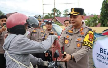 Kapolres Tanggamus dan Jurnalis Bagikan Takjil di Tiga Titik Kota Agung Timur