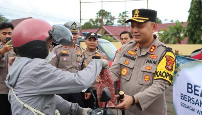 Kapolres Tanggamus dan Jurnalis Bagikan Takjil di Tiga Titik Kota Agung Timur
