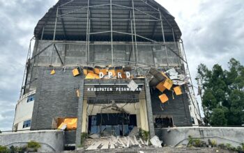 Atap Gedung DPRD Pesawaran Ambruk, Satu Orang Terluka