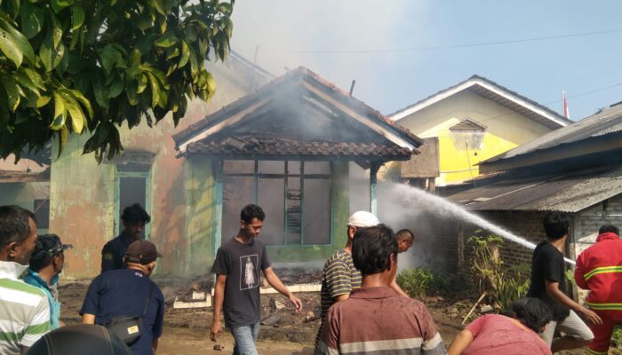 Satu Rumah Ludes Terbakar Di Belakang SDN 2 Gedongtataan, Ratusan Siswa Dipulangkan