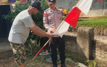 Sambut HUT Kemerdekaan RI ke-80, Bhabinkamtibmas Polsek Padang Cermin Bersama Bhabinsa Ajak Masyarakat Kibarkan Bendera Merah Putih