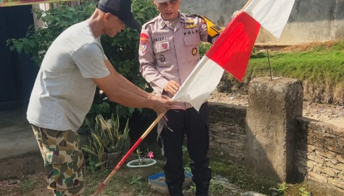 Sambut HUT Kemerdekaan RI ke-80, Bhabinkamtibmas Polsek Padang Cermin Bersama Bhabinsa Ajak Masyarakat Kibarkan Bendera Merah Putih