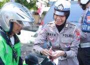Polres Gresik Bagikan Bendera Merah Putih untuk Memperingati HUT ke-80 Kemerdekaan RI