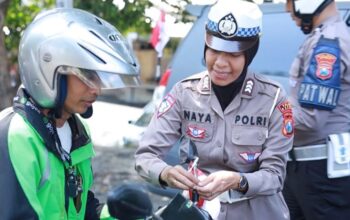 Polres Gresik Bagikan Bendera Merah Putih untuk Memperingati HUT ke-80 Kemerdekaan RI
