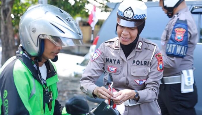 Polres Gresik Bagikan Bendera Merah Putih untuk Memperingati HUT ke-80 Kemerdekaan RI