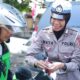 Polres Gresik Bagikan Bendera Merah Putih untuk Memperingati HUT ke-80 Kemerdekaan RI