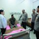 Kapolda Jatim Kunjungi Petugas Luka Akibat Pengamanan Unjuk Rasa di Grahadi