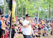 Dukung Ekonomi dan Budaya Desa, Wabup Antonius Gaspol Bersama Warga Ramaikan Ajang Grasstrack Manol Desa Trisnomaju