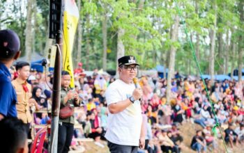 Dukung Ekonomi dan Budaya Desa, Wabup Antonius Gaspol Bersama Warga Ramaikan Ajang Grasstrack Manol Desa Trisnomaju