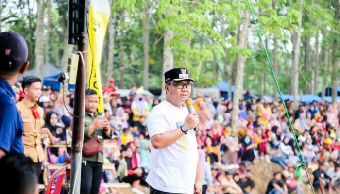 Dukung Ekonomi dan Budaya Desa, Wabup Antonius Gaspol Bersama Warga Ramaikan Ajang Grasstrack Manol Desa Trisnomaju