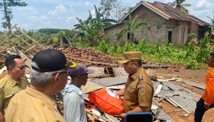 53 Rumah Rusak Pasca Bencana Angin Puting Beliung di Pesawaran, Wabup Antonius Tinjau Lokasi