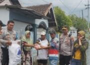 Polsek Beji dan Pemdes Kedungringin Salurkan Bantuan Sosial kepada Warga Terdampak Banjir