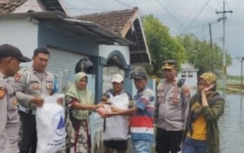 Polsek Beji dan Pemdes Kedungringin Salurkan Bantuan Sosial kepada Warga Terdampak Banjir