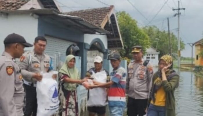 Polsek Beji dan Pemdes Kedungringin Salurkan Bantuan Sosial kepada Warga Terdampak Banjir