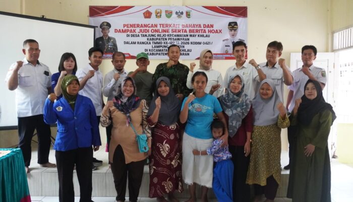 Diskominfotiksan Pesawaran Berikan Sosialisasi Bahaya Judi Online dan Penyebaran Hoaks pada TMMD ke-127