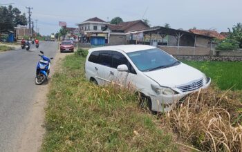 Kijang Innova Putih Terperosok ke Pinggir Sawah, Warga Sempat Panik