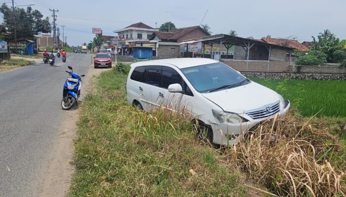 Kijang Innova Putih Terperosok ke Pinggir Sawah, Warga Sempat Panik