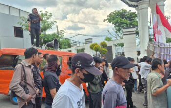 Puluhan Massa Geruduk Kejati Lampung, Desak Bongkar Aktor Besar Korupsi SPAM Pesawaran dan Dugaan Pencucian Uang