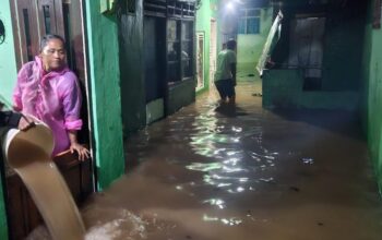 Banjir Setinggi Dada Rendam Permukiman di Bandar Lampung, Warga Jagabaya Bertahan Tanpa Bantuan