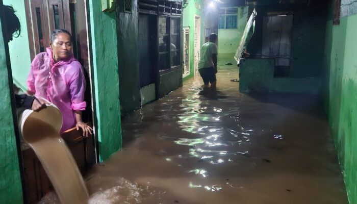 Banjir Setinggi Dada Rendam Permukiman di Bandar Lampung, Warga Jagabaya Bertahan Tanpa Bantuan