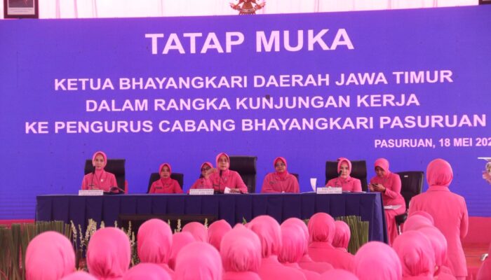 Ketua Bhayangkari Jatim Tinjau UMKM dan Serahkan Tali Asih di Polres Pasuruan