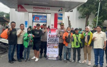 Potret Sinergi Sosial di Gresik: Kolaborasi Polsek Kebomas dan YALPK Ringankan Beban Ratusan Ojol dan Warga