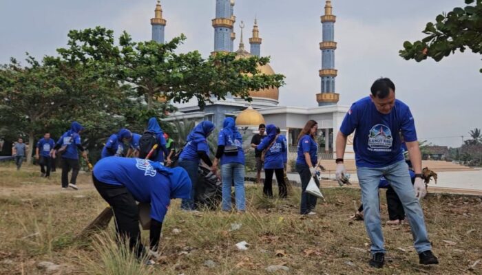 Aries Sandi Kobarkan Gerakan Langit Biru Indonesia Asri, Demokrat Pesawaran Gelar Bakti Sosial dan Kebersihan Lingkungan