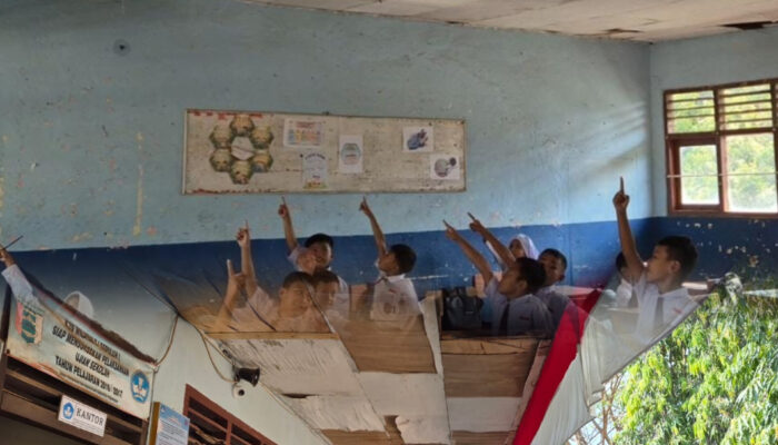 Atap Sekolah Nyaris Ambruk, 261 Siswa SDN 16 Gedongtataan Pertaruhkan Keselamatan Demi Belajar