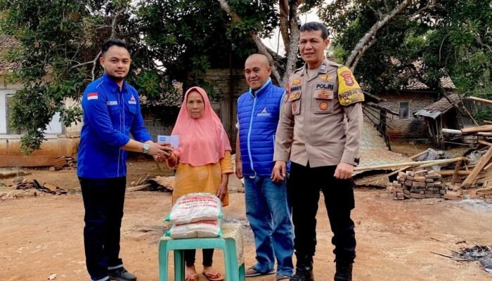 Peduli Warga, Ketua DPC Demokrat Pesawaran Salurkan Bantuan untuk Lansia Korban Rumah Roboh di Negeri Katon: Dorong Pemkab dan Baznas Turun Tangan