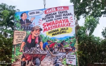 Warga Swadaya Cor Jalan Utama, Spanduk Sindiran untuk Bupati Tanggamus Terpampang