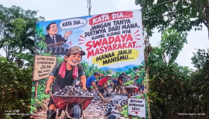 Warga Swadaya Cor Jalan Utama, Spanduk Sindiran untuk Bupati Tanggamus Terpampang